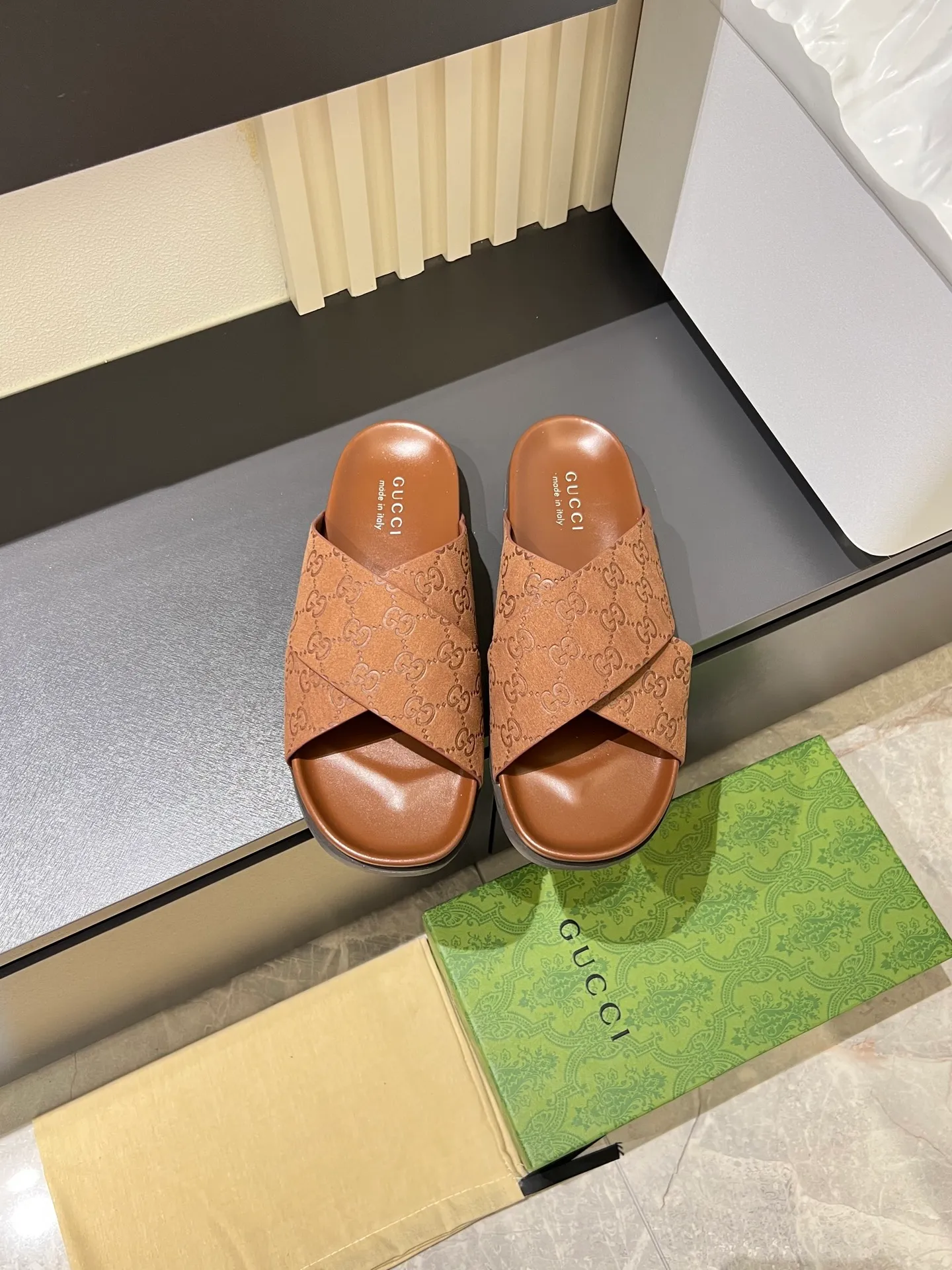 Men's Men's Shoes 💰p320 "GUCC＊" These slippers are made of GG polyester and feature a Gucci label on the front, adding a bold logo feel to the style. "Gucci Made in Italy" stamped label Rubber sole. Size 38-44